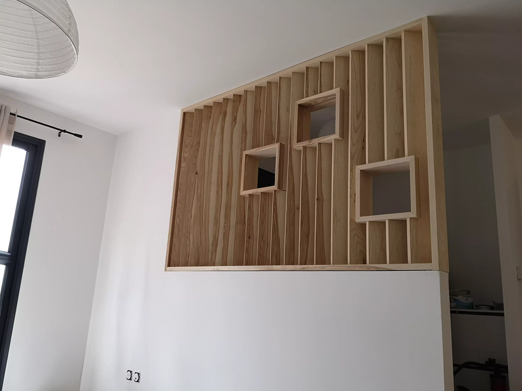 Claustra en bois avec trois niches