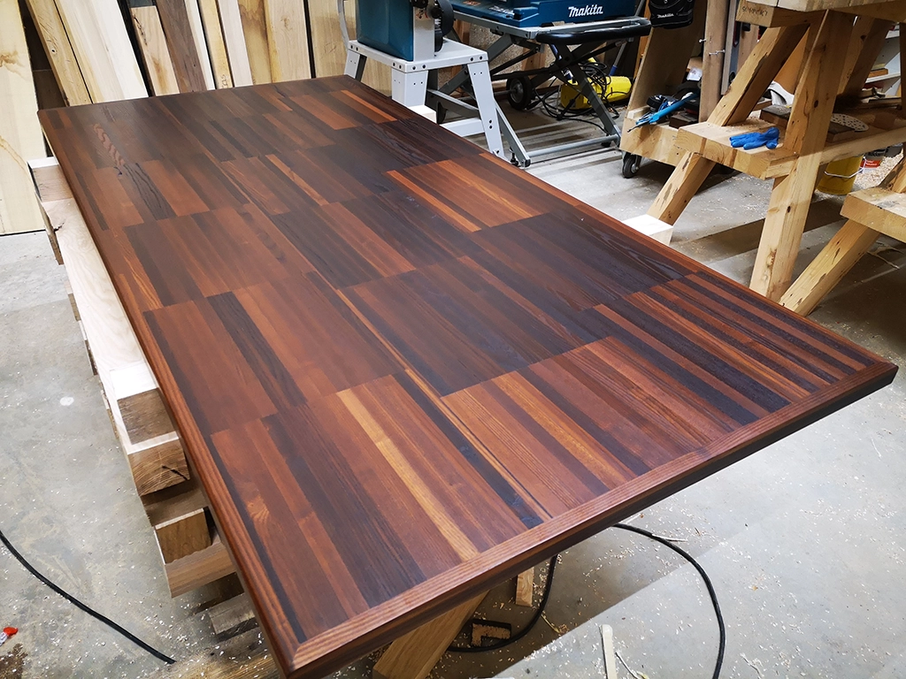Un plateau de table en bois sombre