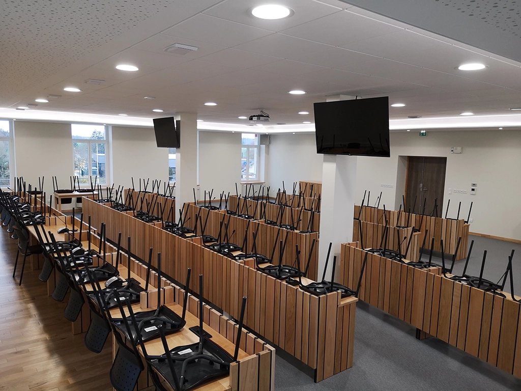 Une salle de conférence au mobilier boisé