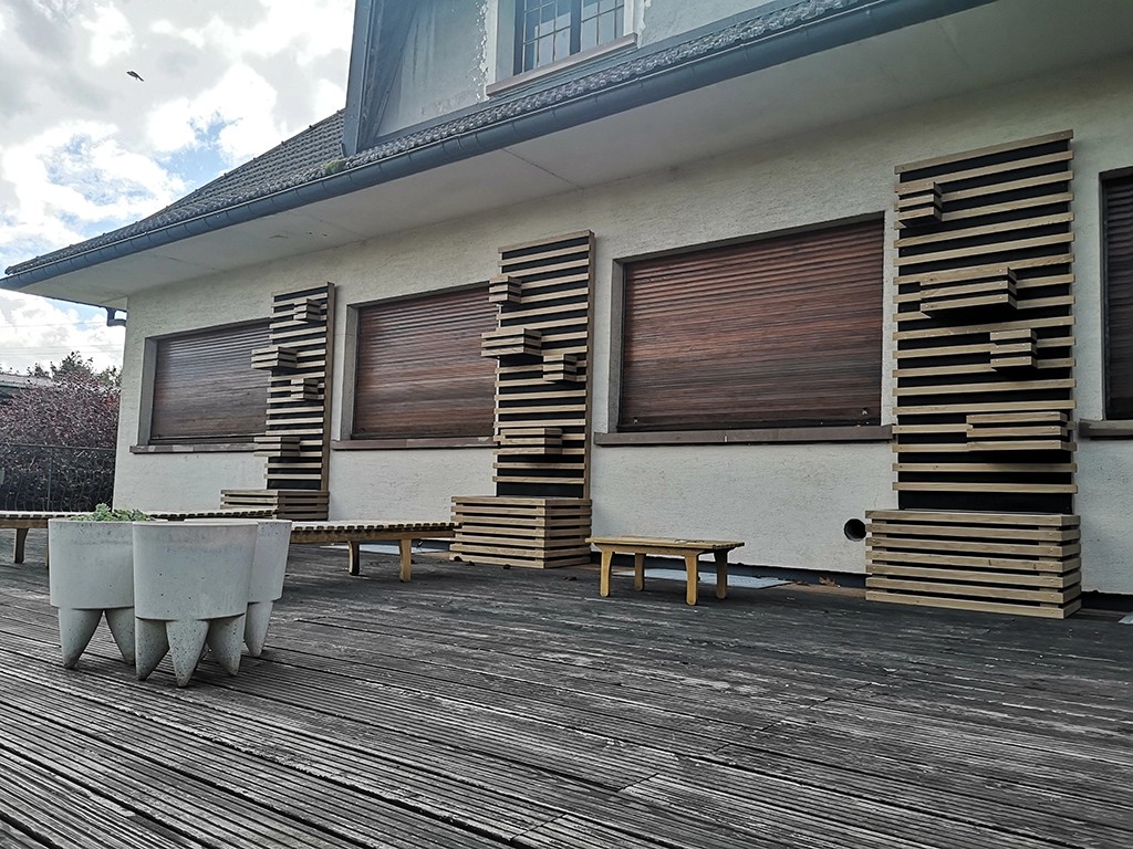 Des jardinières sur une terrasse